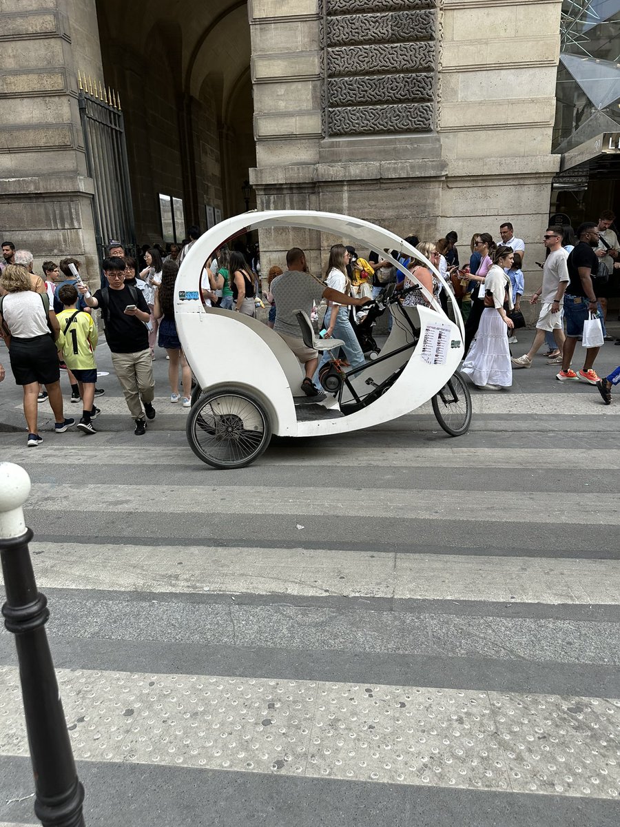 PARISCRADOS's tweet image. Samedi après-midi, dans un des lieux les plus visités de Paris 

Un tuktuk qui tapine en plein milieu du passage piéton, obligeant les touristes qui veulent traverser à se décaler.

MAIS OÙ SONT LES FLICS ? On est au Louvre, pas au milieu du nulle part !

#Saccageparis