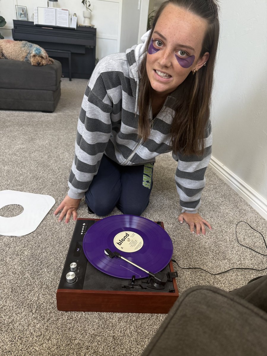 Teenagers!!! since when did record players make a comeback &amp; become so popular? And so expensive! 

And what are these things under her eyes??? 😳