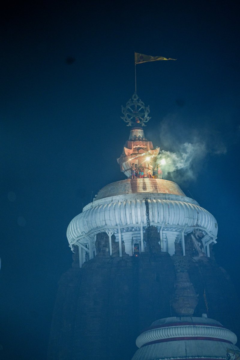 JagannathaDhaam's tweet image. ଏକାଦଶୀରେ ମହାଦୀପ ଆଳତି ଅନୁଷ୍ଠିତ ହୋଇଥାଏ । ଏଥିପାଇଁ ତିନୋଟି ରୌପ୍ୟ କଳସୀରେ ଘିଅ ଏବଂ କଦଳୀ ବାସୁଙ୍ଗାରେ ନୂଆ କନା ଗୁଡାଇ ବଳିତା କରାଯାଇ ମହାଦୀପ ପ୍ରସ୍ତୁତ ହୁଏ । ମହାପ୍ରଭୁଙ୍କ ନିକଟରେ ମହାଦୀପ ସଂସ୍କାର କରି ଆଳତି ପରେ ଶ୍ରୀମନ୍ଦିର ଉପରକୁ ମହାଦୀପ ଉଠିଥାଏ ।