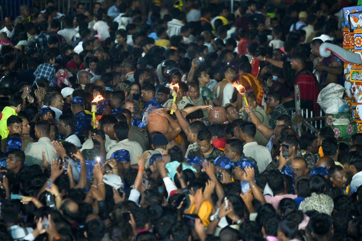 JagannathaDhaam's tweet image. ଏକାଦଶୀରେ ମହାଦୀପ ଆଳତି ଅନୁଷ୍ଠିତ ହୋଇଥାଏ । ଏଥିପାଇଁ ତିନୋଟି ରୌପ୍ୟ କଳସୀରେ ଘିଅ ଏବଂ କଦଳୀ ବାସୁଙ୍ଗାରେ ନୂଆ କନା ଗୁଡାଇ ବଳିତା କରାଯାଇ ମହାଦୀପ ପ୍ରସ୍ତୁତ ହୁଏ । ମହାପ୍ରଭୁଙ୍କ ନିକଟରେ ମହାଦୀପ ସଂସ୍କାର କରି ଆଳତି ପରେ ଶ୍ରୀମନ୍ଦିର ଉପରକୁ ମହାଦୀପ ଉଠିଥାଏ ।