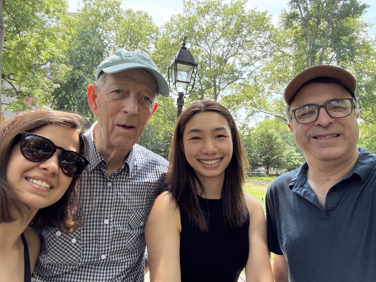 bethgenewang's tweet image. Earlier this week, I talked to 100 strangers in NYC in a day on camera — with @lilianbuilds and my brother. Here’s what I learned: 🧵
1. Rejection isn’t about you
Most people said no because they were rushed or didn’t want to be on camera. It had nothing to do with me.
✨ Just…