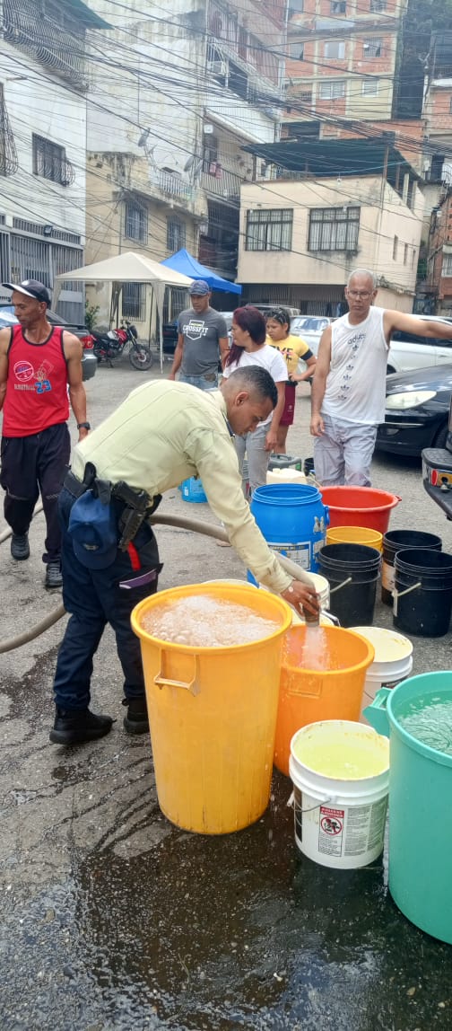 BarutaOperativa's tweet photo. Desde la @AlcaldiaBaruta @darwingonzalezp y con el apoyo de Policía Comunal @PoliBaruta este domingo llegamos a los sectores afectados con la distribución de agua potable por avería registrada en el alimentador Sur de Hidrocapital. 

1/2 🧵 https://t.co/LwEhdklZoD