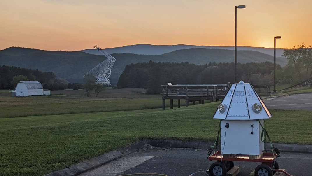 Protecting the Cosmos: NSF NRAO leads critical spectrum studies to safeguard radioastronomy amidst radio spectrum reallocation

📷: Advanced Spectrum Monitor ASM-1 in testing at the Green Bank Observatory. Credit: NSF/AUI/NSF NRAO. 

public.nrao.edu/news/protectin…
