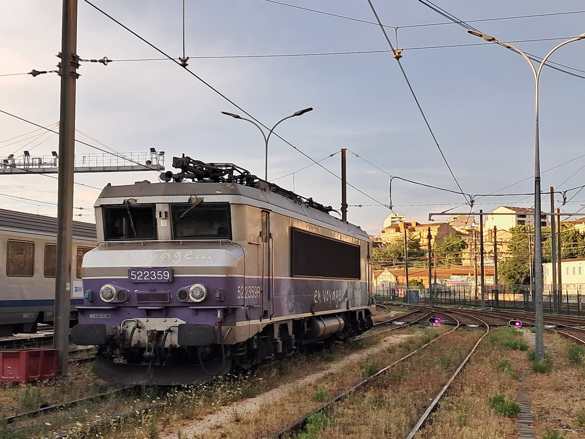 Aujourd'hui, c'était rapatriement de la 22359R qui nous a sauvé l'Espresso Riviera de samedi.
Retour au bercail pour cette machine du TER.