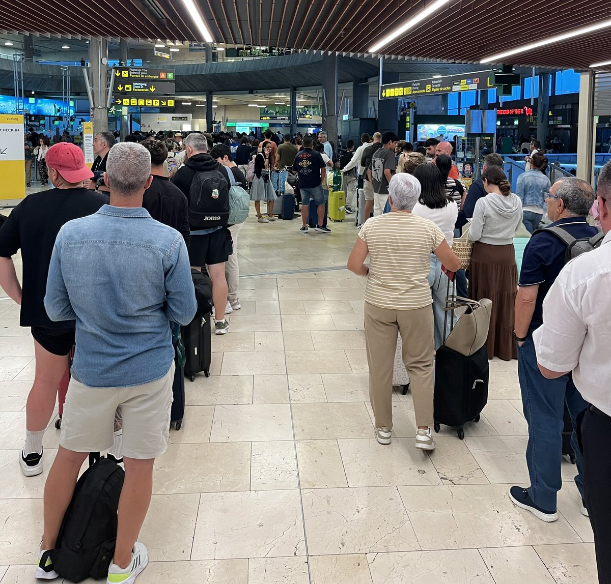 ZairaPB's tweet photo. @vueling Cancelado nuestro vuelo en Tenerife Norte.Somos una familia con dos niñas y la espera para recibir una solución se nos está haciendo eterna. Entendemos que el mal tiempo complica todo, pero necesitamos respuestas y ayuda cuanto antes. 🙏✈️ #Vueling #TenerifeNorte @aena https://t.co/06PidXZTYI