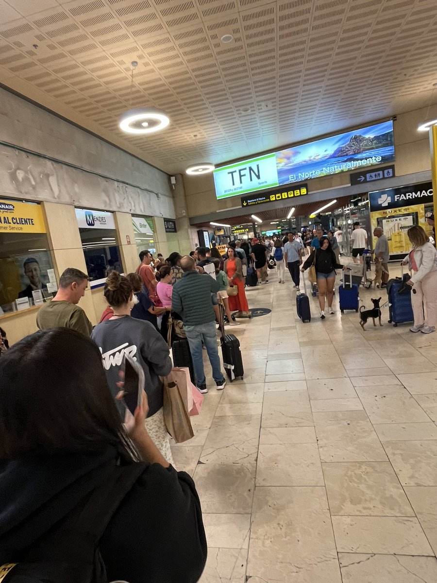 ZairaPB's tweet photo. @vueling Cancelado nuestro vuelo en Tenerife Norte.Somos una familia con dos niñas y la espera para recibir una solución se nos está haciendo eterna. Entendemos que el mal tiempo complica todo, pero necesitamos respuestas y ayuda cuanto antes. 🙏✈️ #Vueling #TenerifeNorte @aena https://t.co/06PidXZTYI