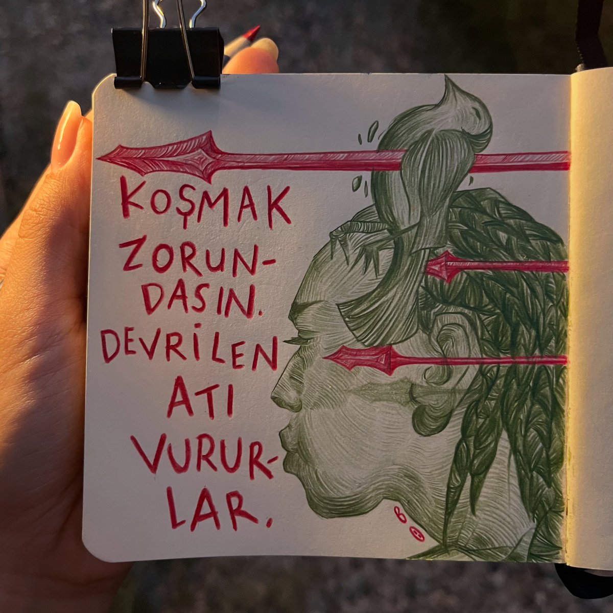 koşmak zorundasın, devrilen atı vururlar.