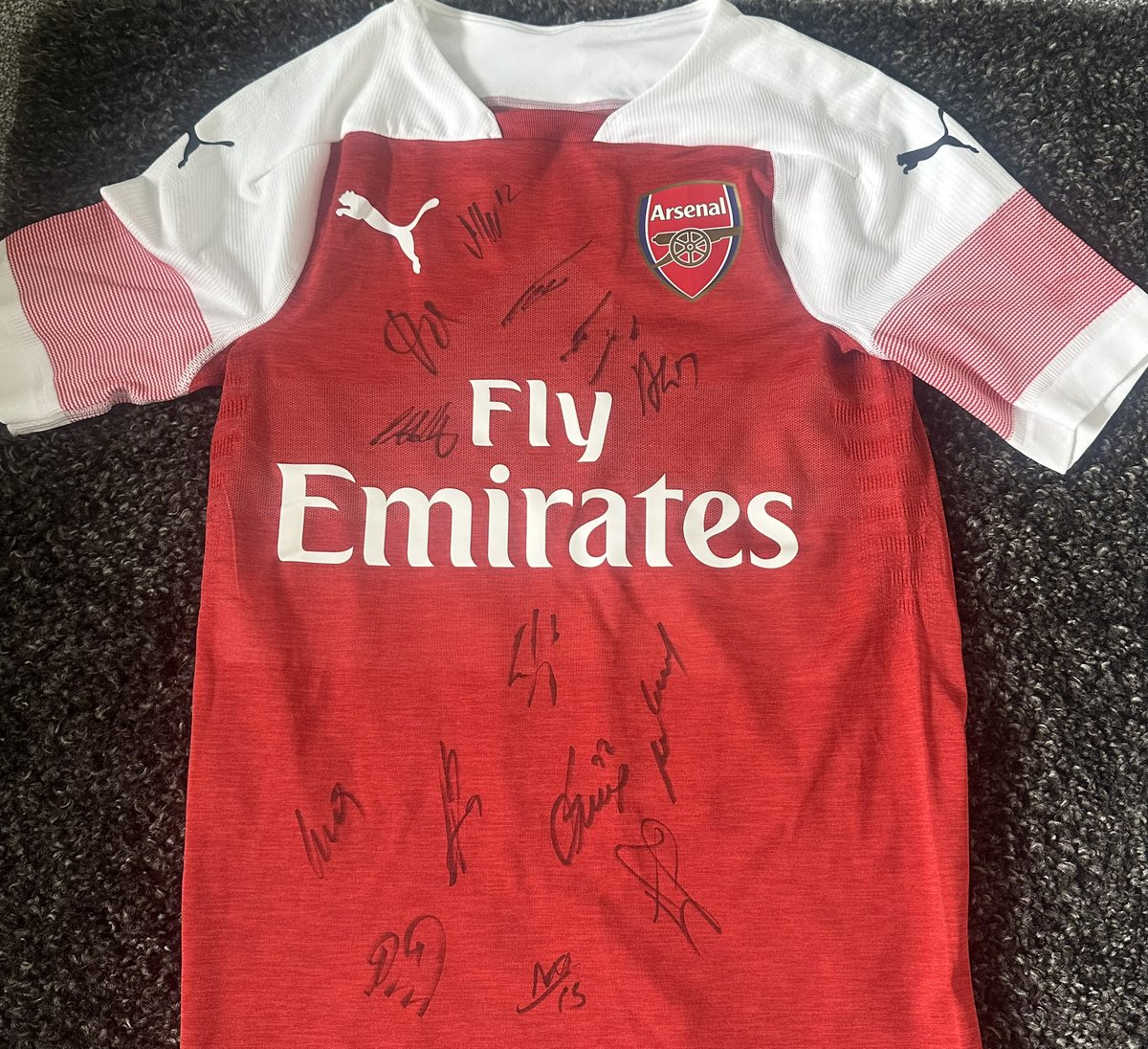 AUCTION - Get your bids in! 💵

Currently raising money for Cherrybrook Chemotherapy Unit at the RD&amp;E Hospital. Live until 13th July @ 5pm🎗️

- Torreira and Arsenal 18/19 Squad signed shirt ⚽️

#lucastorreira #torreira #arsenal #afc #arsenalfootballclub