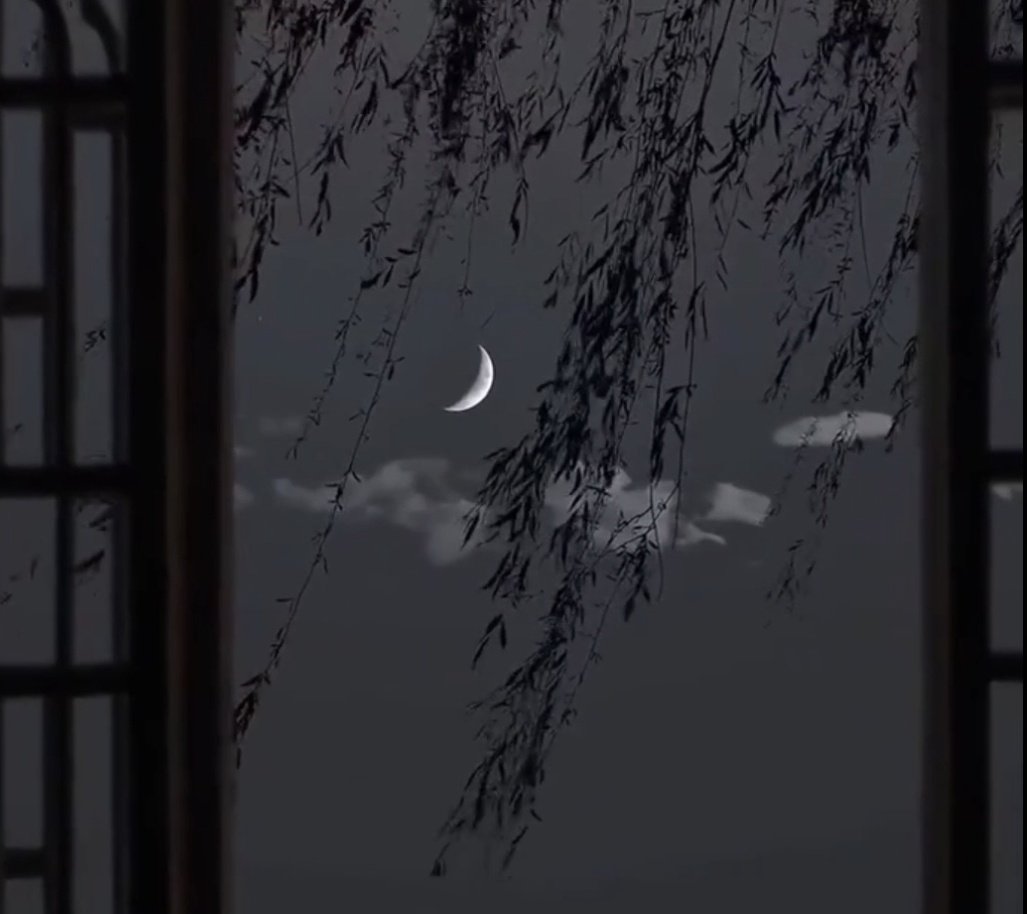 Dönülemez yolların başında, kendime el sallarken buluyorum kendimi. Görmeden, öğrenmeden dönmeyecek biliyorum.