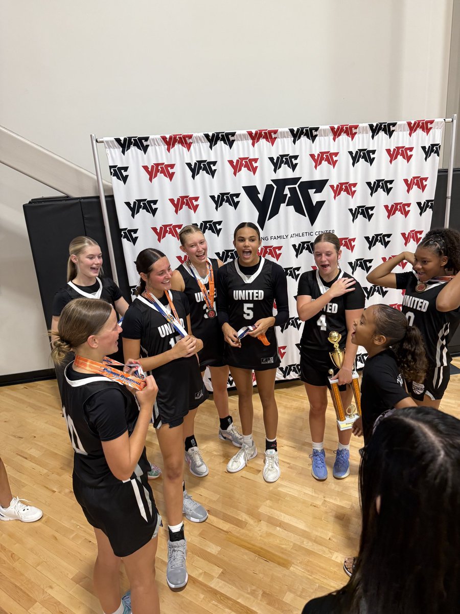 Good weekend for 15U as they prepare for Select 40. Happy Birthday Evy!!!