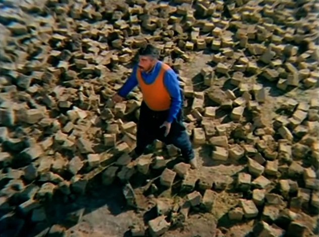 Mesken Sansarak ekibi çok değerli bir iş yapıyor. İlgiyle takip ediyorum. Size de öneriyorum.

Kerpiç paylaşımlarını her gördüğümde ise aklıma Yılanların Öcü (1985) filmindeki kerpiç sahneleri geliyor. Onların kerpiçleri sağlam kalır umarım tabii :)