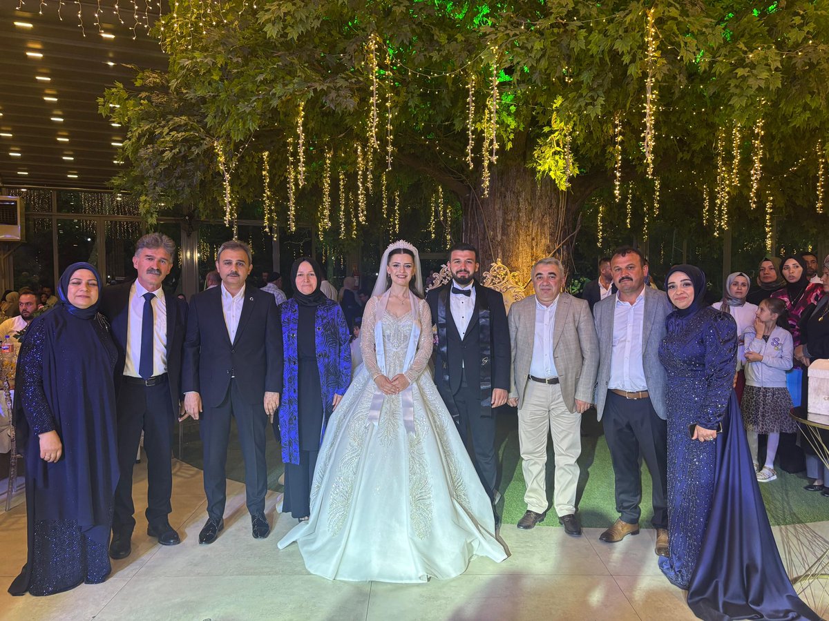 Yasemin - Adem İşçi ve Gönül - Serhat Bulut ailelerinin kıymetli evlatları Mustafa ile Şeyma’nın düğününe katılarak mutluluklarını paylaştık.  Sevgili gençlerimizi ve ailelerini tebrik ediyor, mutluluklar diliyorum.