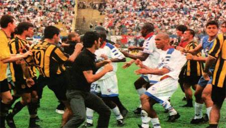 Fóbal uruguayo era el de antes.

Mirá si estos prohombres se iban a tapar la boca para putearse.