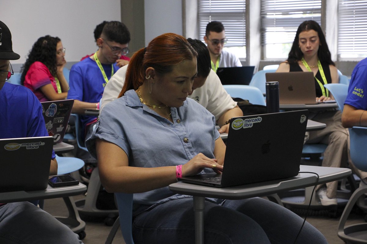 pyconcolombia's tweet image. Another full day at PyCon Colombia 2025 🐍📚
We continue learning, sharing, and strengthening the Python community through every talk, workshop, and connection.
Thank you to everyone making this space possible with your presence and energy.
#PyCon #PythonLive #PyConColombia
