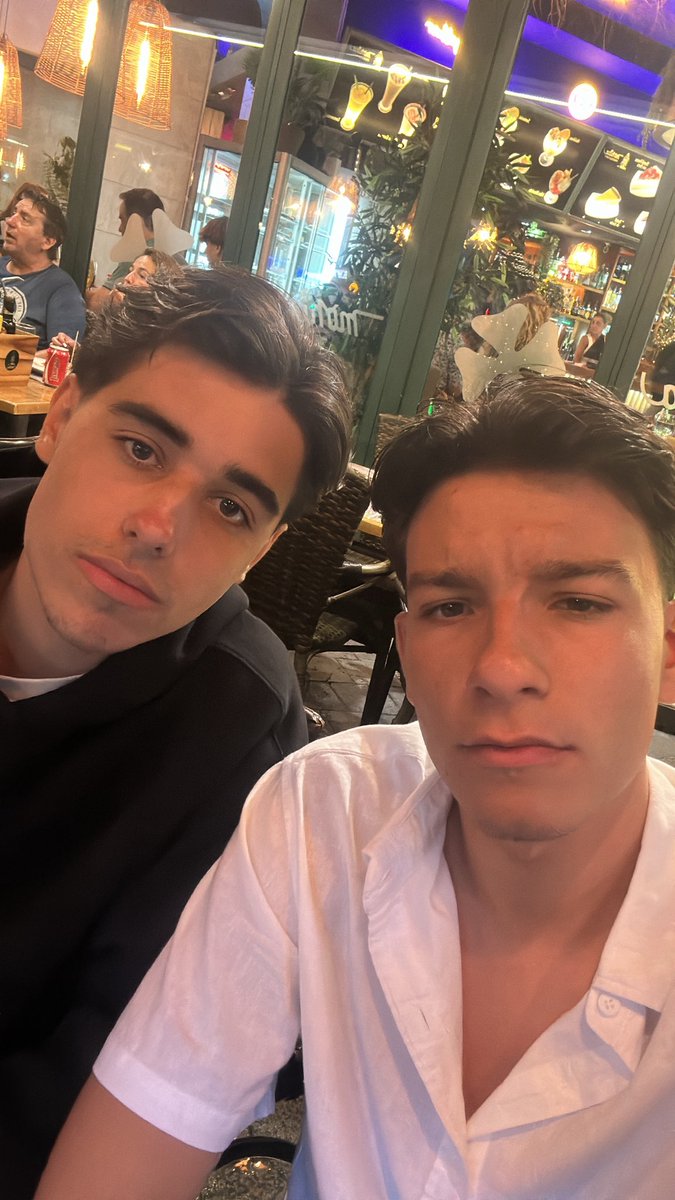 chicos jóvenes y guapos