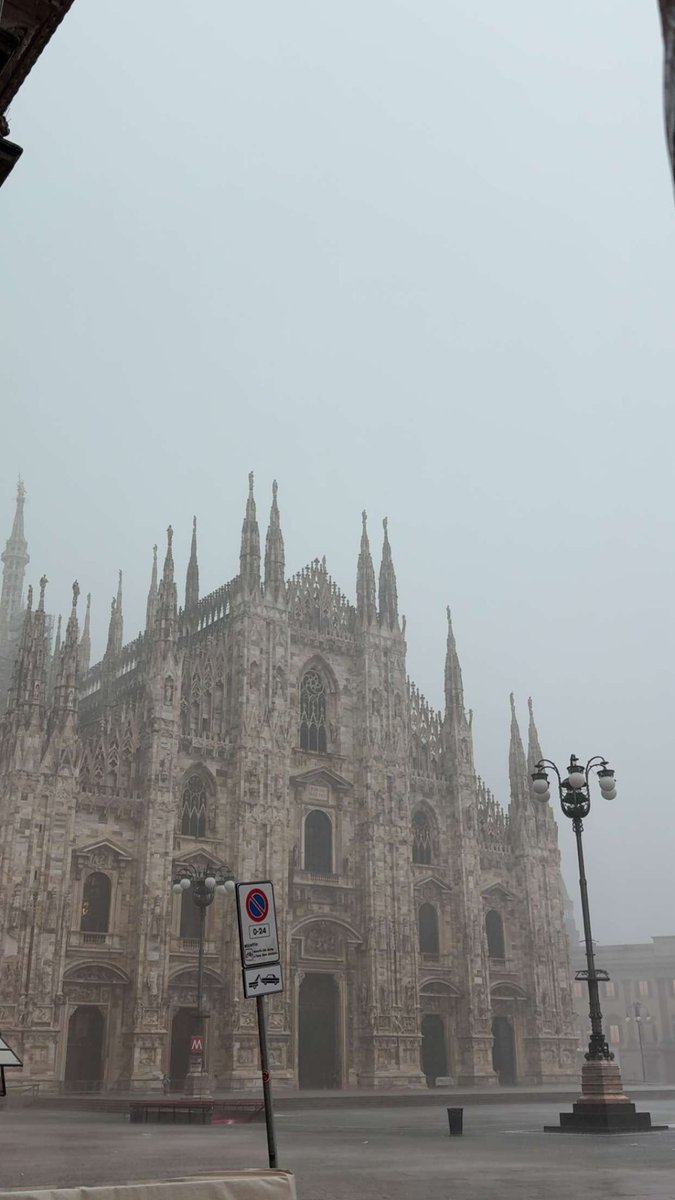 fw____8's tweet photo. Milan ❤️ https://t.co/evd8m5LY4S