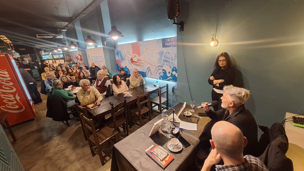 #BuenDomingo [Hilo] 

🎙 El escritor <a href="/MarceloFigueras/">Marcelo Figueras</a> presentó su nuevo libro: “Vale cuatro” en conversación con el guionista y escritor Diego Tomasi, en @elpulquibar

📍El evento fue organizado por <a href="/feduba/">Feduba</a> y contó con la presencia de su secretario general <a href="/PabloPerazzi/">Pablo Perazzi</a>

(sigue)