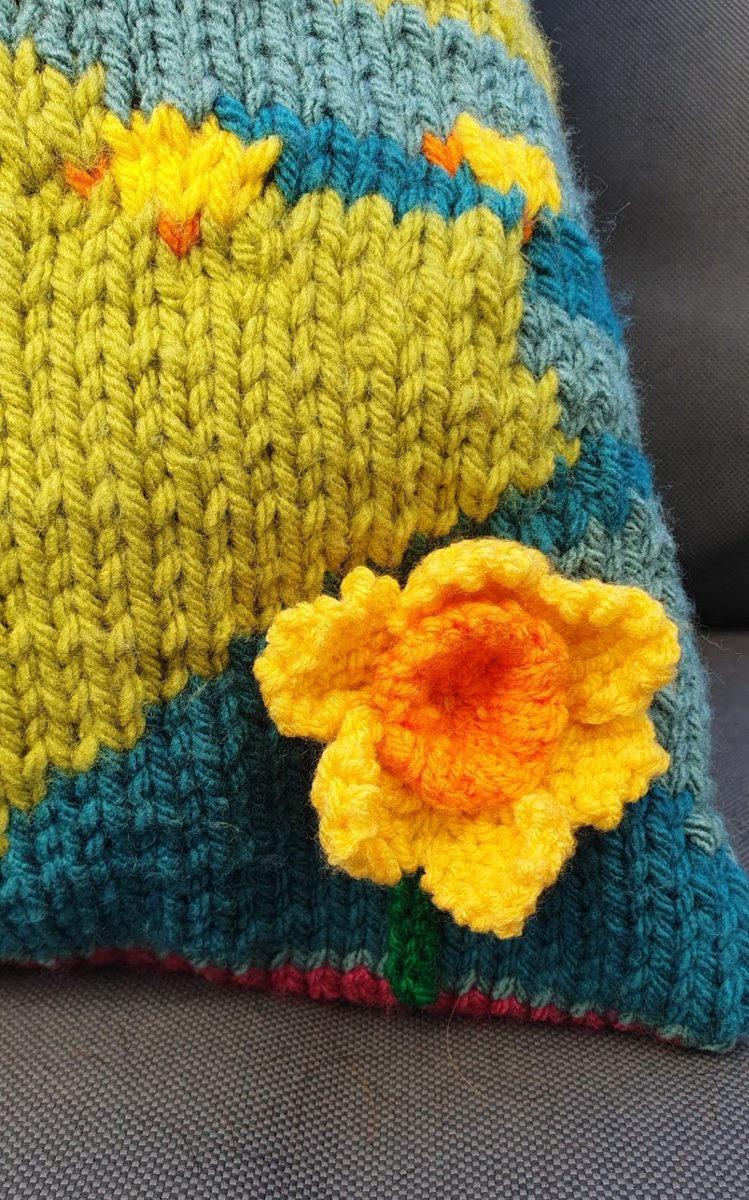 It's felt like Autumn today,  so here is my knitted "Daffodil Sheep" cushion cover which got posted to its new home this week.  I hope it brightens up your Sunday night 🐔🌸🌳🐑💕