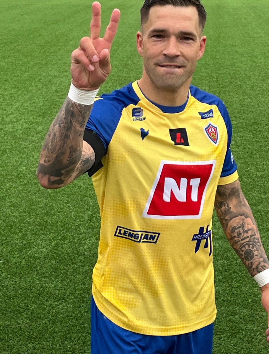 Frábær KA helgi að baki, snillingarnir sem félagið á hélt eins og eitt N1 mót sein og drekka vatn og Bæjarlistamaðurinn minn hann Hallgrímur Mar opnaði sýningu á Laugardalsvellinum gegn KR.