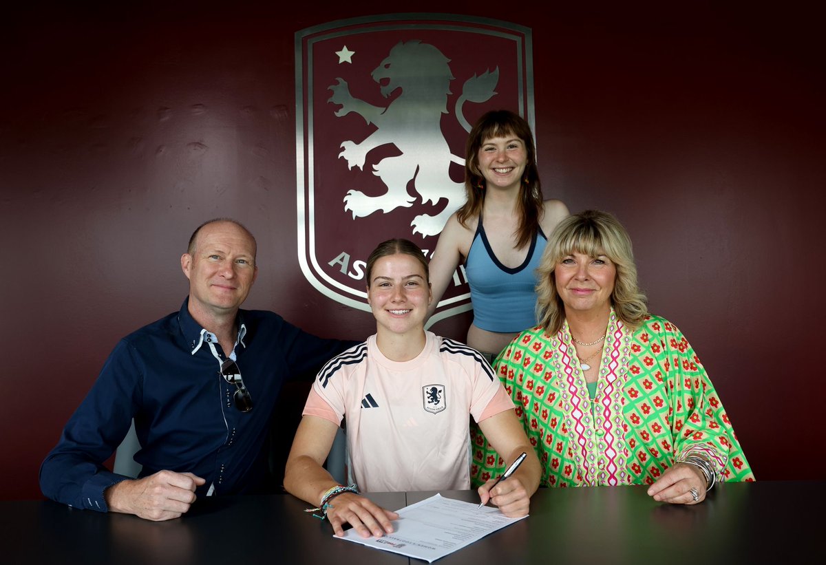 Amanda_Sallaway's tweet photo. Congratulations Lydia on signing your first professional contract with Aston Villa Women.👏👏
Happy  18th  Birthday,  love  Mum,  Dad  &amp;  Lulu.  🎁💜💙 https://t.co/DkVBMJeufO