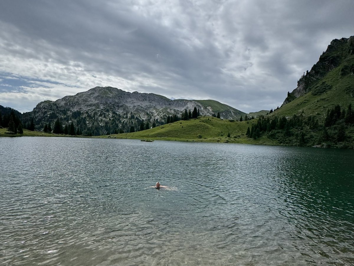 SwissAmbIL's tweet image. Back in Switzerland 🇨🇭 for a few days for key meetings in Berne & to explore the country: today, hiking in the mountains above the Diemtigtal in my home Canton of Berne & swimming in the Seebergsee at 1,830m: pure nature & energy!