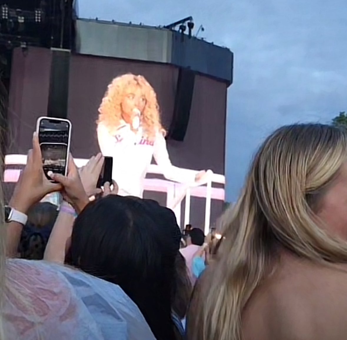 OH MY GOD HER HAIR!!!
