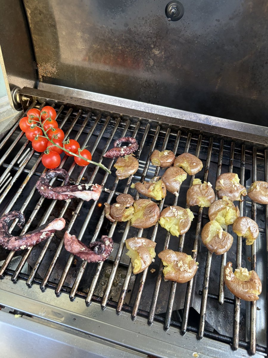 daniilShrst's tweet image. Summer at full swing
grilled octopus
garlic butter
cherry tomatoes
red onions
baby potatoes
parsley
oregano