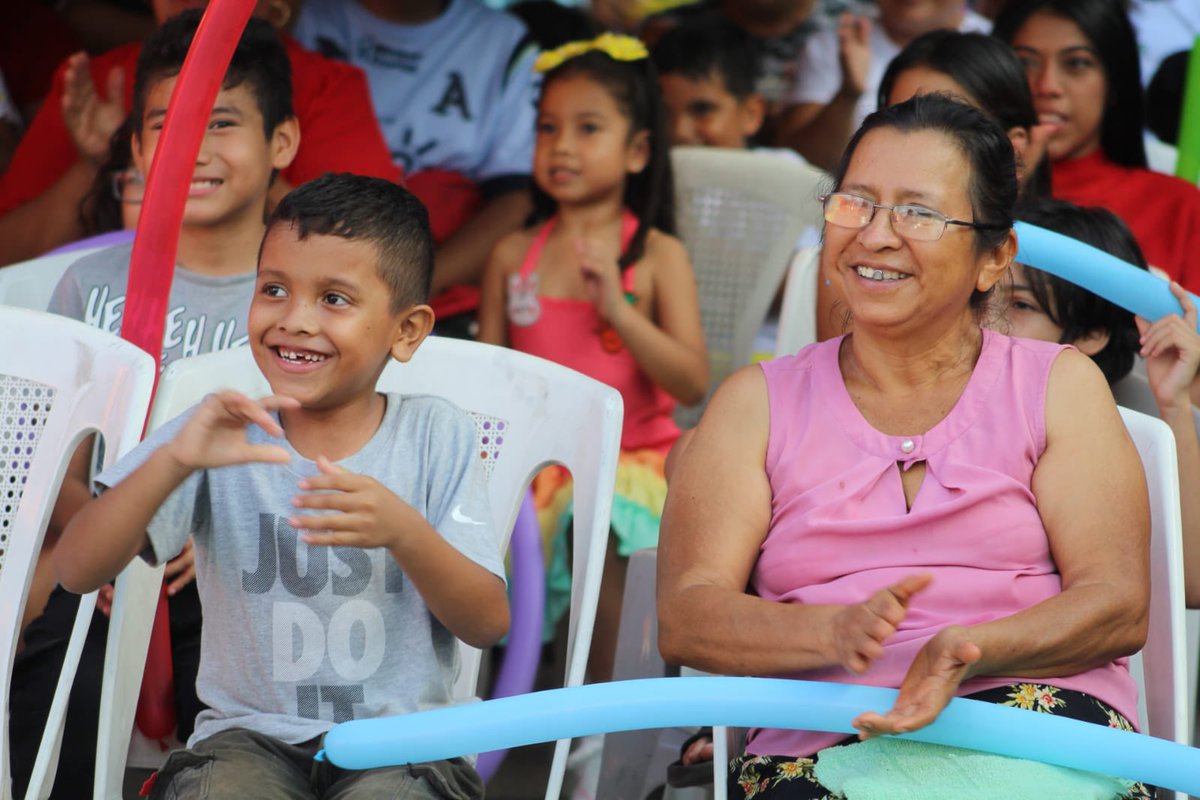 🎭 Las risas también fueron protagonistas en Ayutuxtepeque 🎉

En el marco de sus fiestas patronales, la alegría llegó de la mano del querido payaso Tan Tan, quien hizo reír a grandes y pequeños con su show lleno de ocurrencias, juegos y mucha diversión.