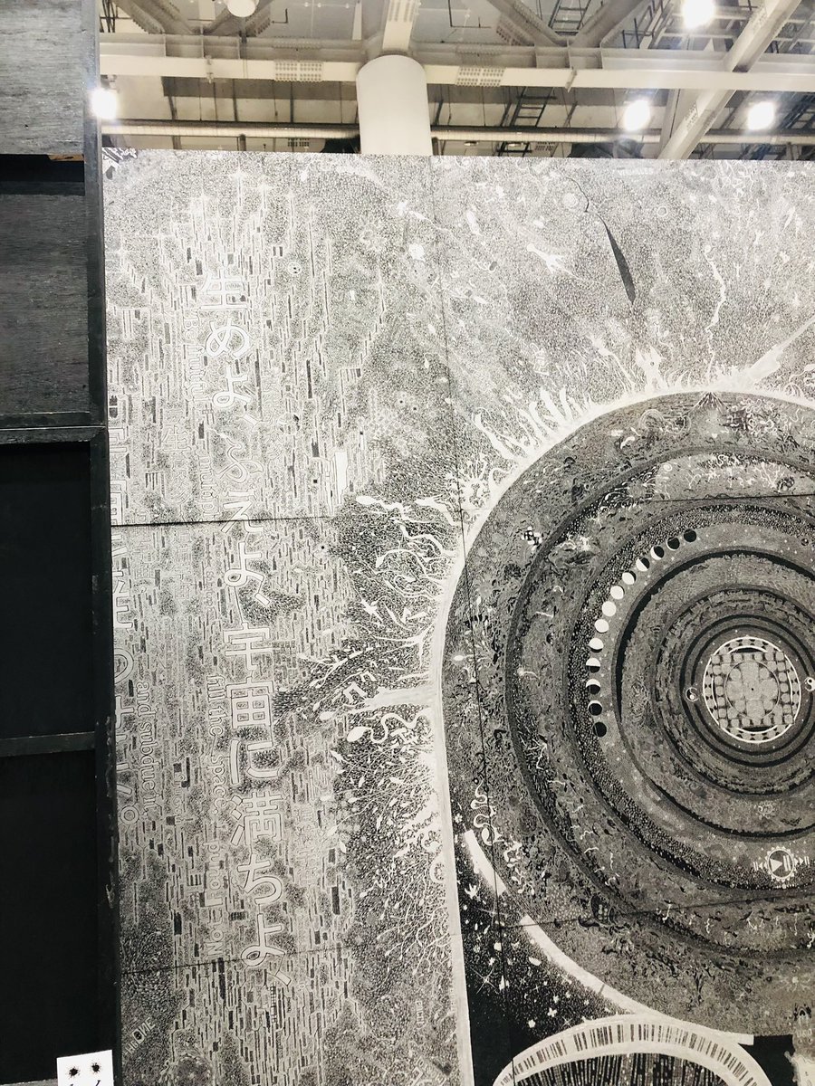 SecretHiding1's tweet photo. デザフェス、今回もいろんな作品があってすごかった！
ペン1本のみの壁画やバンド演奏とかもあって見てて楽しい😊
今年もかっこいいステッカーと1番狙ってたマスクも無事にゲット🥳 https://t.co/a05fIFoDou
