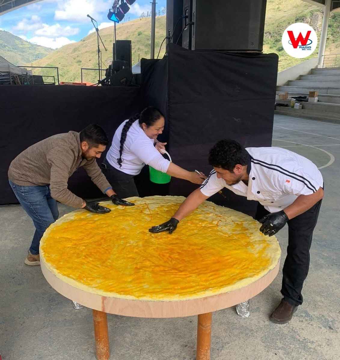 WRadioEc's tweet photo. Dug-Dug elaboró el #llapingacho más grande de la provincia del #Azuay, en la II Edición del Festival de la papa, realizado el pasado sábado 5 de julio.
Además se eligió "La papa más grande y pesada" de las diferentes variedades.
La ciudadanía disfrutó además del helado de papa 🥔.
