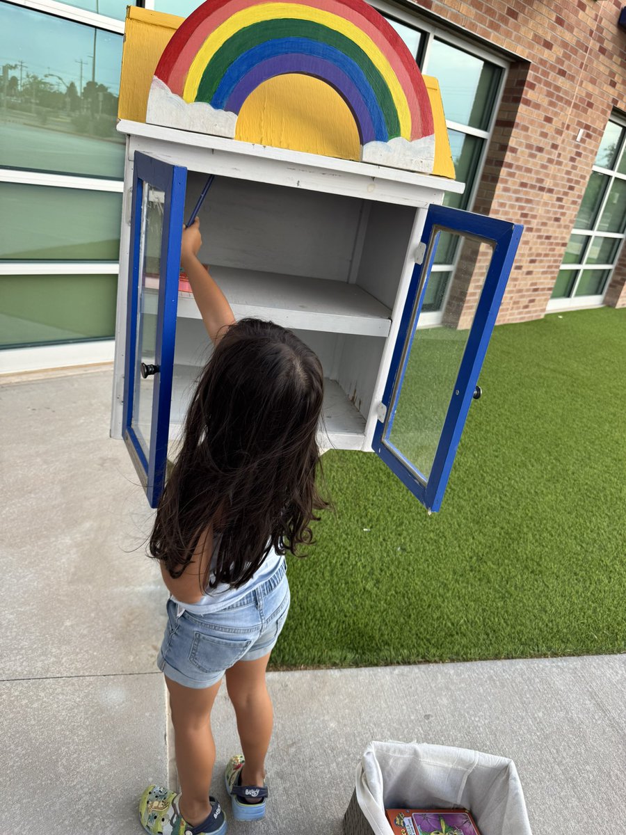 Donating her books to <a href="/Scotsdale_YISD/">Juan Guzman</a> little library 📚 <a href="/SCOTSLibrary1/">@ScotsdaleCadetsReadingNook</a> 📚