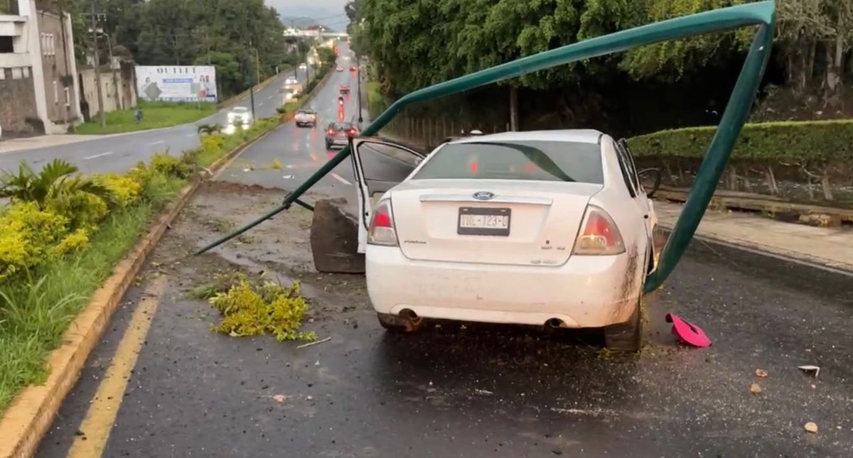 vmasnoticias's tweet photo. 🚨 ACCIDENTE EN BULEVAR XALAPA–COATEPEC 🛑
Hace unos minutos se registró un accidente vehicular sobre el bulevar Xalapa-Coatepec, a la altura de la barda de Gálvez. 🚗💥🚗
⚠️ ¡Precaución! Tránsito lento en la zona.
#NoticiasRápidas #ResumenVisual #TómaloEnCuenta #ReporteCiudadano #XalapaCoatepec