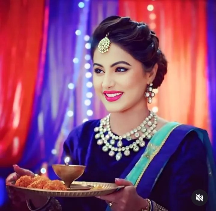 उनके नाम की गूँज
अब भी
अंतर्मन को आंदोलित कर जाती है

मौन हो जाता है
हर विचार
अज्ञात शून्य में

क्षणभर का 
उनका ख्याल 
सांसों में उतर आता है

उसी पल
एक दुनिया बस जाती है
जहाँ
एक दृष्टि भर प्रेम

सारे अनकहे जज़्बातों का
मूक स्वीकृति 
बन जाती है 

सुप्रभात 💐💐💐💐