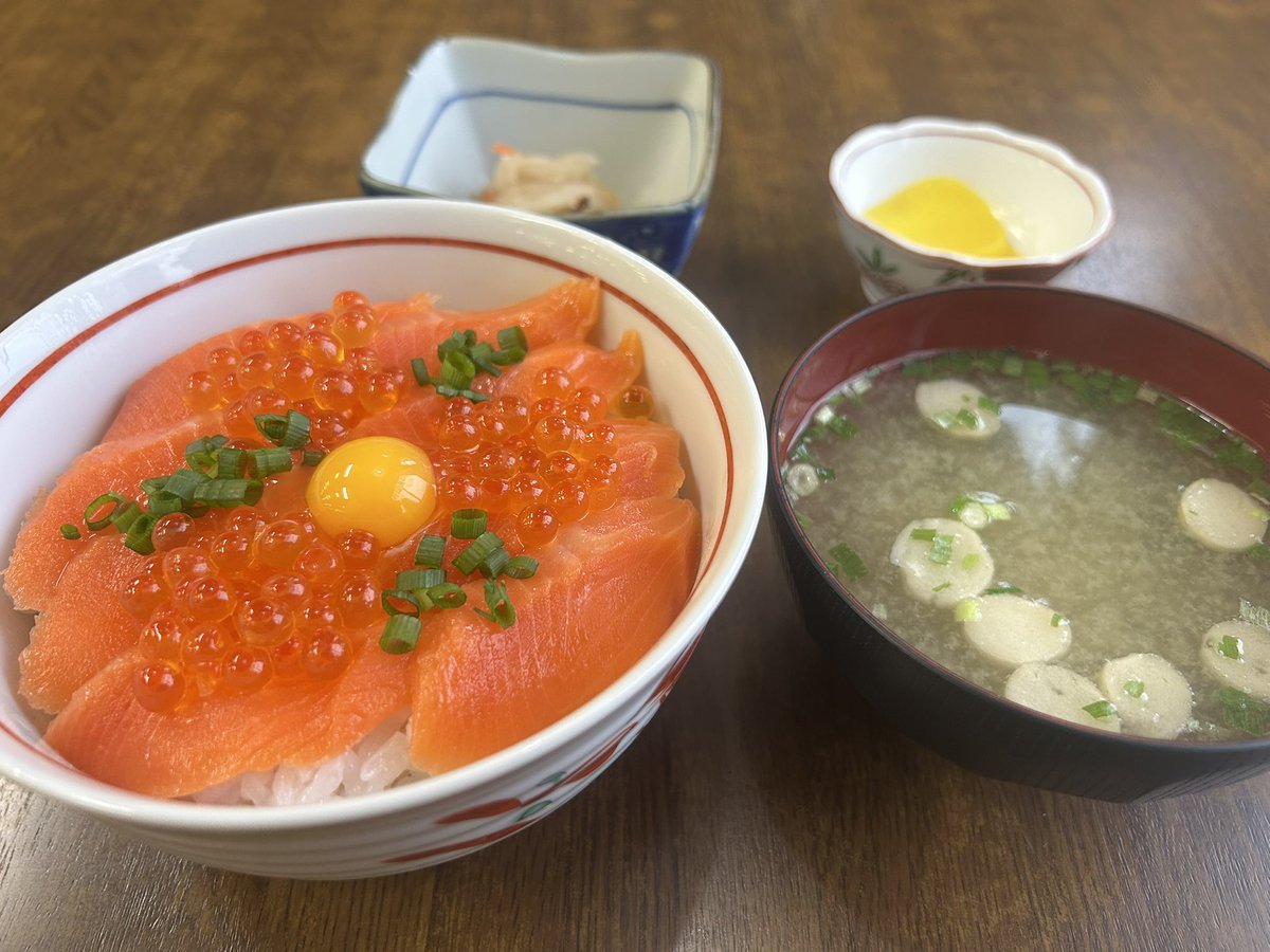 本日のサービス品は、サーモンとイクラ丼(1200円)です！
 #ランチ  #日替わり定食  #八戸  #八食センター  #勢登鮨  #サーモンイクラ丼