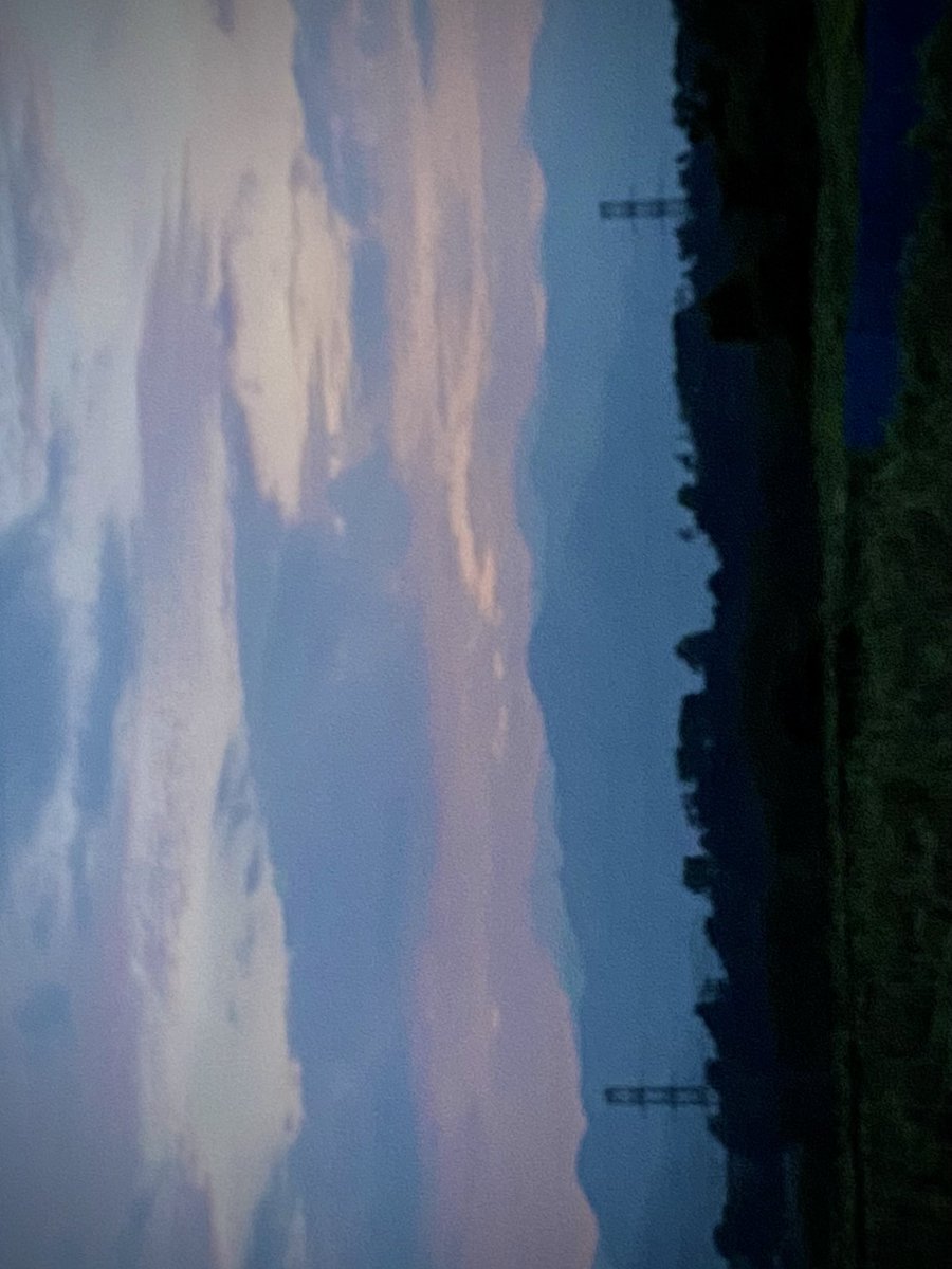 watakusikotoyon's tweet image. 爽やか信州
ピントがボケボケ風味(ﾟ∀ﾟ)
  #鉄塔 #夕暮れ #gradation