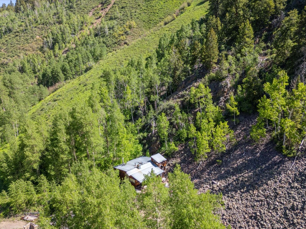 bwildinaspen's tweet photo. Just Listed — Welcome to your slice of Aspen Mountain! 🏔️
We’re thrilled to introduce this rare mining claim, now available for those looking to own a truly one-of-a-kind mountain retreat. Ski straight from the Sundeck in the winter to your front door or drive up in the... https://t.co/KK1W9Qj6i3