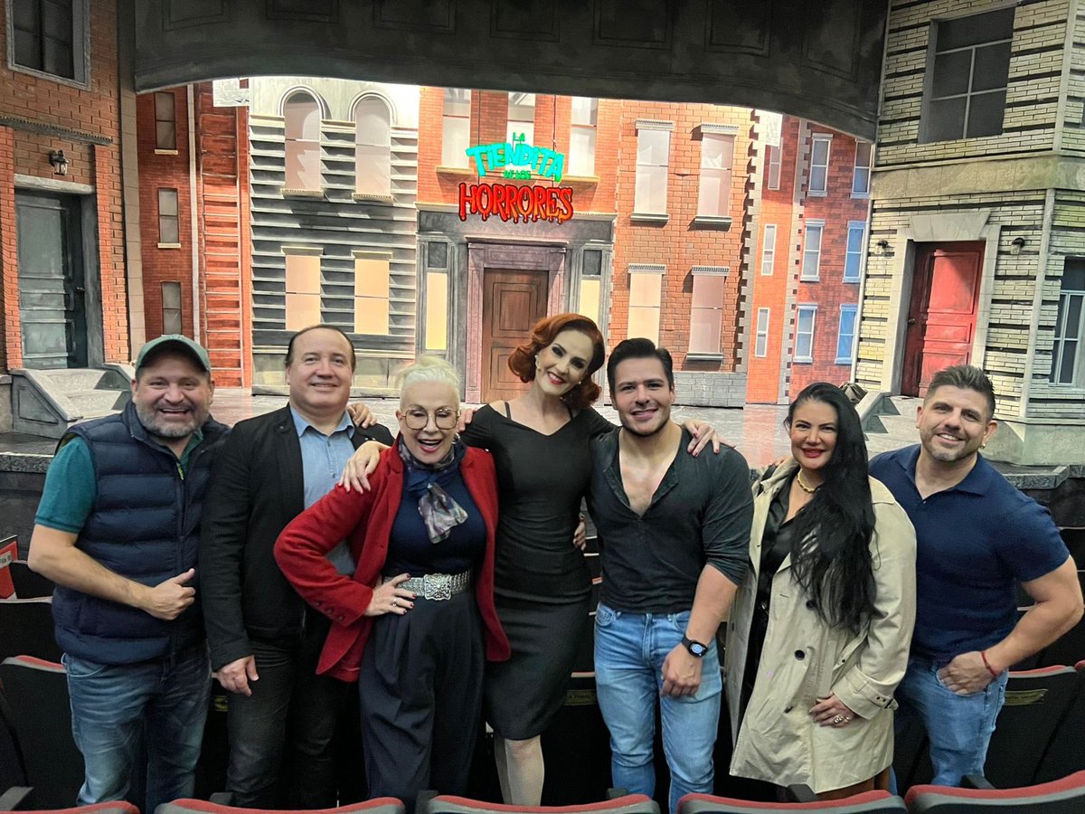 Tarde de amigos y disfrutando #LaTienditaDeLosHorrores con la GranDiosa <a href="/Chantalandere/">Chantal Andere</a> 

<a href="/LAURAZAPATAM/">Laura Zapata</a> 
Alejandra Avalos