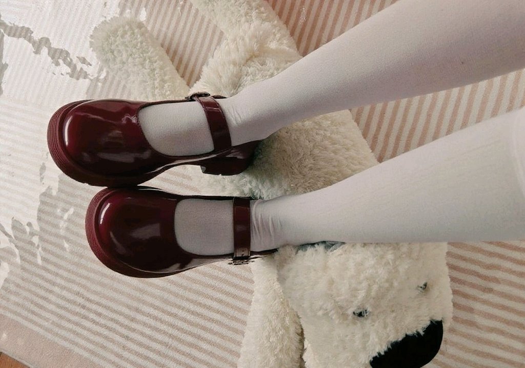 我之前妹1的时候 
喜欢穿校服裙 小白袜 
梳着双马尾
明明是我摁住了对方后入
一边用力扯着乳夹链子
一边装无辜撒娇
“哥哥 努努力好不好”
“求求了 小哥哥”

额头上的汗水  
嘴里咬住的毛巾
含糊不清的低吼和粗喘
身体的抖动 
成了这场献祭仪式
难忘又另类的注脚

#第四爱 #妹1 #4i #女攻