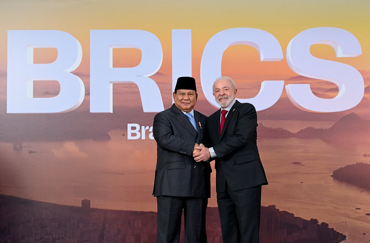 Presiden Prabowo Hadiri KTT BRICS 2025 di Rio de Janeiro

Presiden RI Prabowo Subianto menghadiri Konferensi Tingkat Tinggi (KTT) BRICS 2025 yang diselenggarakan di Museum of Modern Art (MAM), Rio de Janeiro, Brasil, Minggu (06/07/2025).

Tiba di tempat acara, Presiden Prabowo