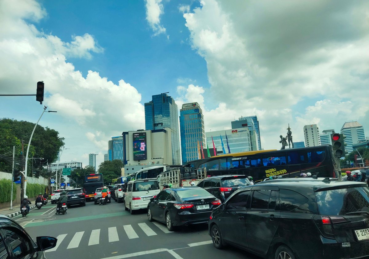 Senin memang menantang, tapi di situlah letak kekuatan kita untuk berkembang.

Semangat senin pagi kawan..
Semoga weekday ini penuh dgn kabar menyenangkan ya :)