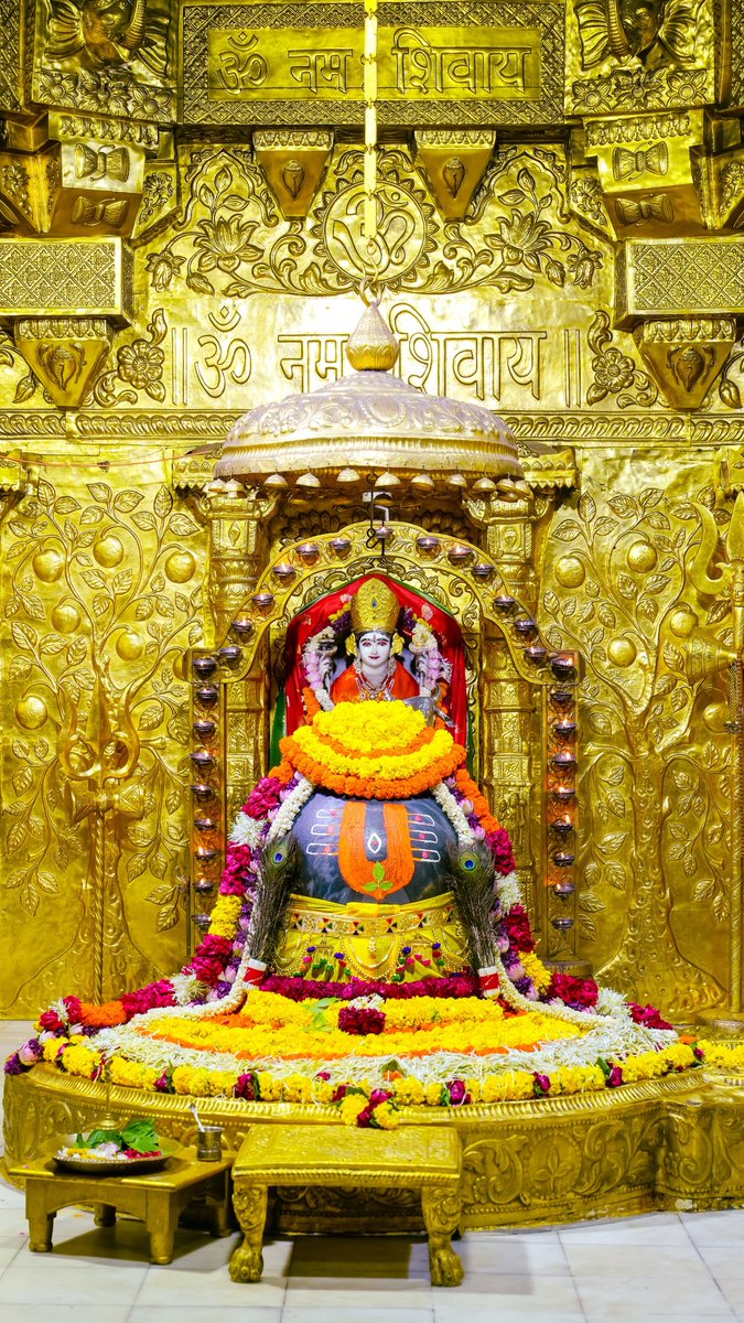 जीवन की सारी दौड़ अतिरिक्त के लिए हैं 
अतिरिक्त  पैसा
अतिरिक्त पहचान
अतिरिक्त शोहरत
अतिरिक्त प्रतिष्ठा, 

यदि यह अतिरिक्त पाने की लालसा ना हो तो जीवन एकदम सरल है 🙏

जय शिवशक्ति 🌿
हरि 🕉️ नारायण नारायण 🌷