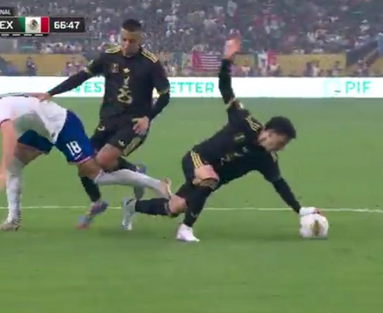 ZTMangum's tweet image. Ref doesn&apos;t review this, but he overturns an offside call against a Mexico goal instantly. @Concacaf hire a better ref next time.