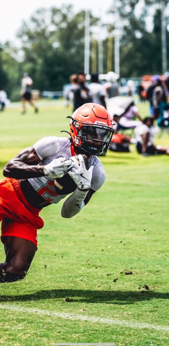 I am a class of 2026 rising senior !
Height - 5’11 
Weight -170 
100m- 10:78
1,012 receiving yards and 15 touchdowns last year ! 
All state -1st team 
All region -1st team 
2nd team all-metro 
3.8 gpa 
1 offer !