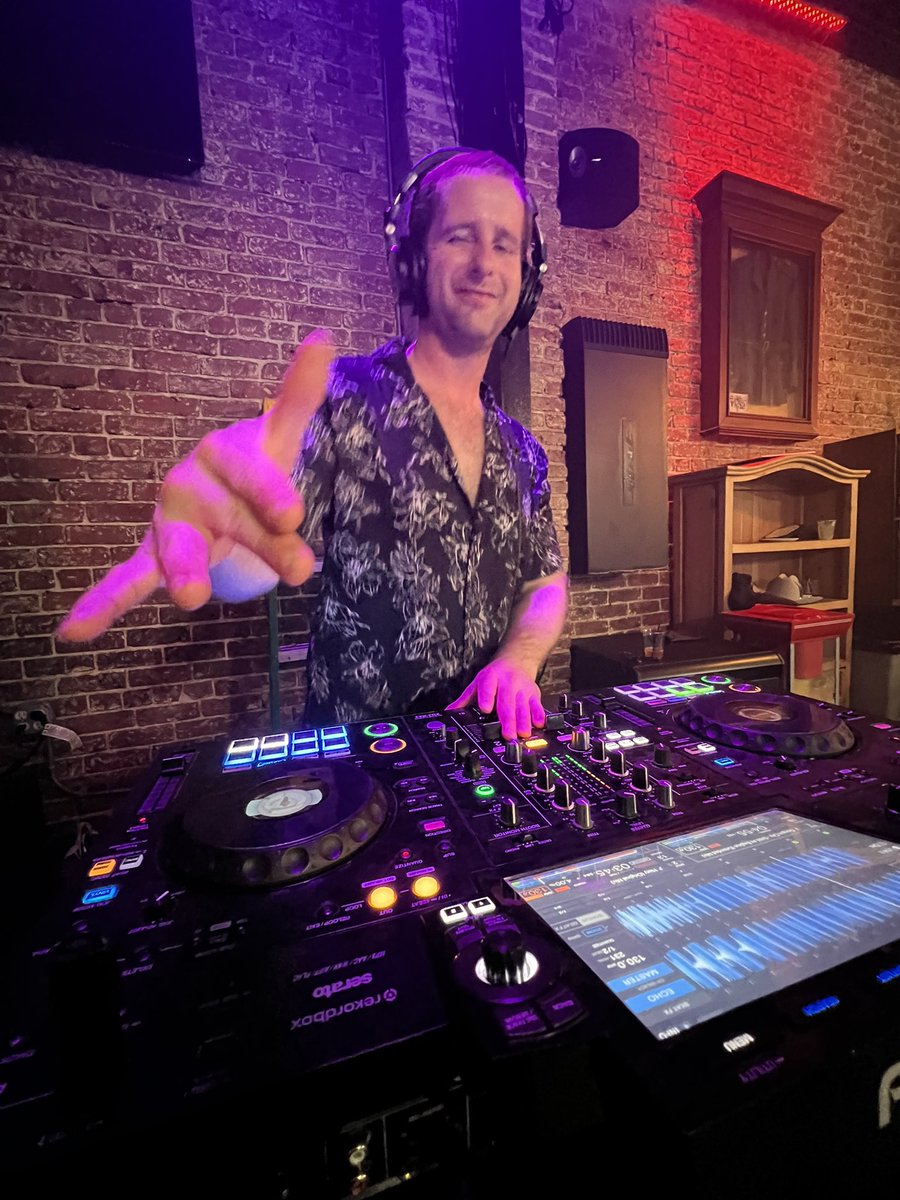 POV: We’re both 12 beers deep and enjoying house music 💯