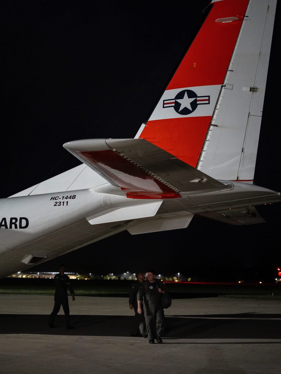USCGSoutheast's tweet image. Our hearts are with all those affected by the ongoing tragedy in Central Texas.
In times of crisis, the strength of our service lies in our unity and unwavering commitment to those we serve.
📸PA3 Shirzad
#USCG #americasfirstresponders #valuetonation
@USCGLANTAREA
@USCG
