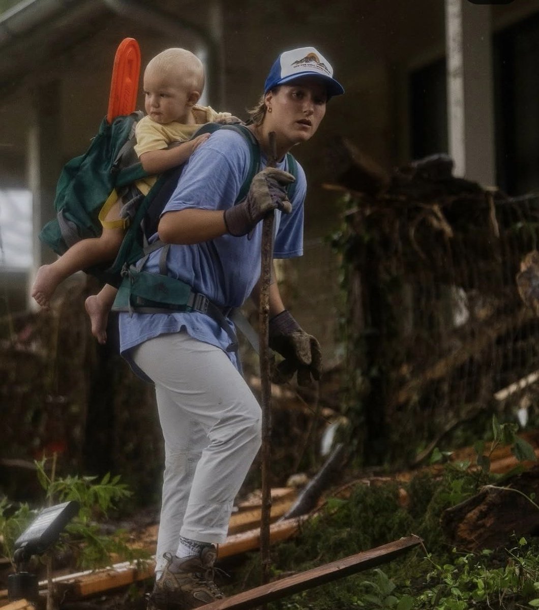 Vanessa Teresa 🍒 (@coralteresa) on Twitter photo ¿Cuál es la diferencia entre EEUU y Venezuela? 
- En nuestro País 🇻🇪,  hubo perdidas por las fuertes lluvias, pero tienen la atención gratuita de un gobierno. 
En EEUU, no cuentan con nadie, si perdiste todo, tú verás como te levantas. ¿Cuál es la diferencia entre EEUU y Venezuela? 
- En nuestro País 🇻🇪,  hubo perdidas por las fuertes lluvias, pero tienen la atención gratuita de un gobierno. 
En EEUU, no cuentan con nadie, si perdiste todo, tú verás como te levantas.