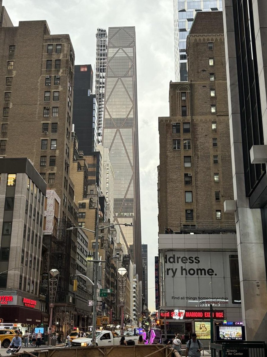 TheTowerInfo's tweet photo. The 423-meter-tall (1388ft) JP Morgan Chase Building in New York City.
#nyc #newyorkcity #manhattan #NewYork #skyscraper #cityscape #Construction https://t.co/lVttLT3Yf2