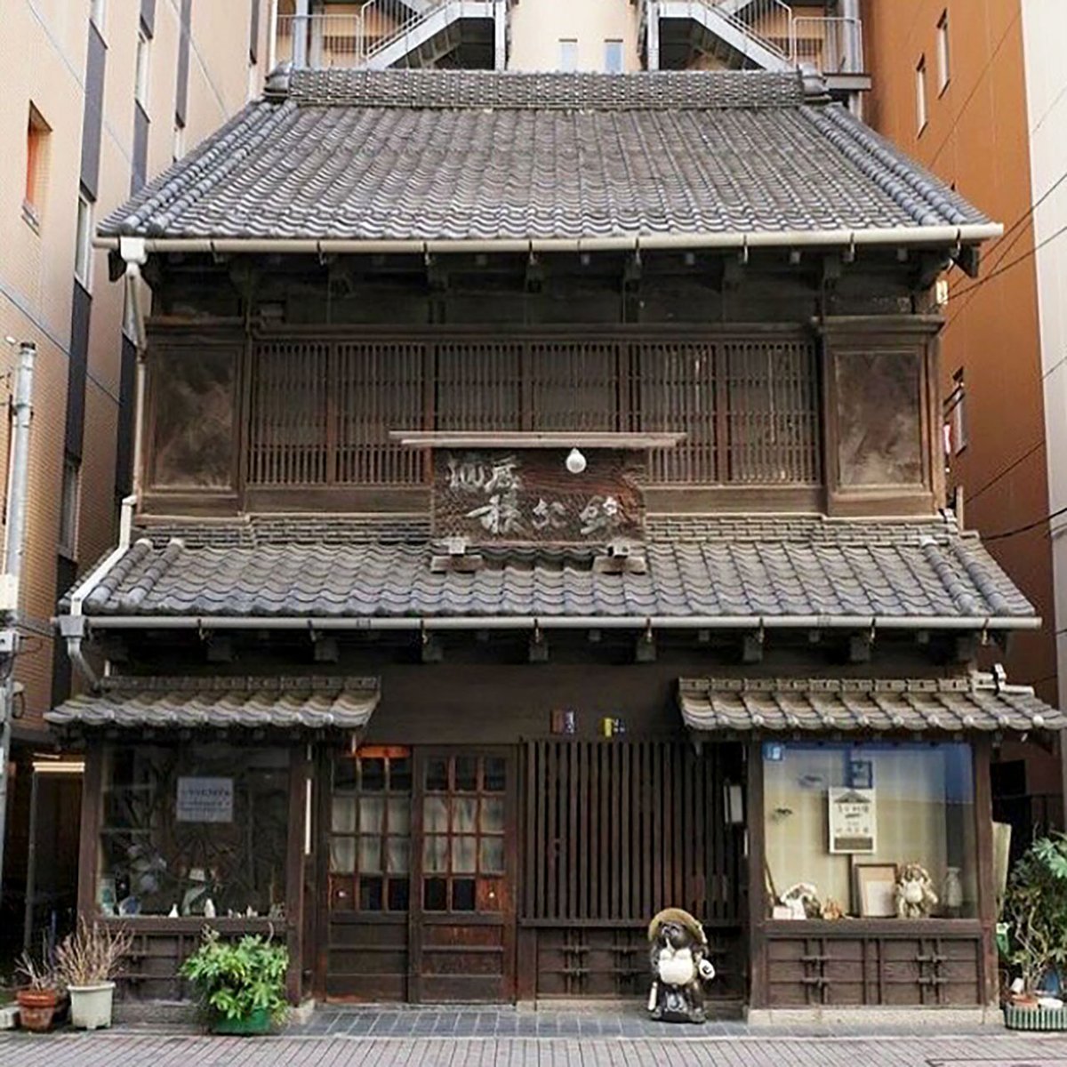 『霧筆畏無 個展』
8月2日(土)3日(日)
8日(金)～11日(月)
22日(金)～24日(日)
29日(金)～31日(日)
12:00～18:00
kobiki ( コビキ ) gallery+crafts shop
東京都中央区銀座2-13-14

『瀧と岩』
2006 F4 紙 アクリルガッシュ エアーブラシ

詳細はInstagram
instagram.com/kirifude.imu/