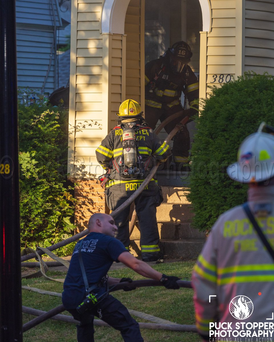 On Friday night Rochester firefighters worked a house fire on Raines Park. Crews found fire running up the side of the home and quickly knocked it down. See more at puckstopperphotography.com/FireScene/NYFi…
.
.
#Roc #RochesterNY #FlowerCity #Rochester  #RochesterFireDepartment #RochesterFD