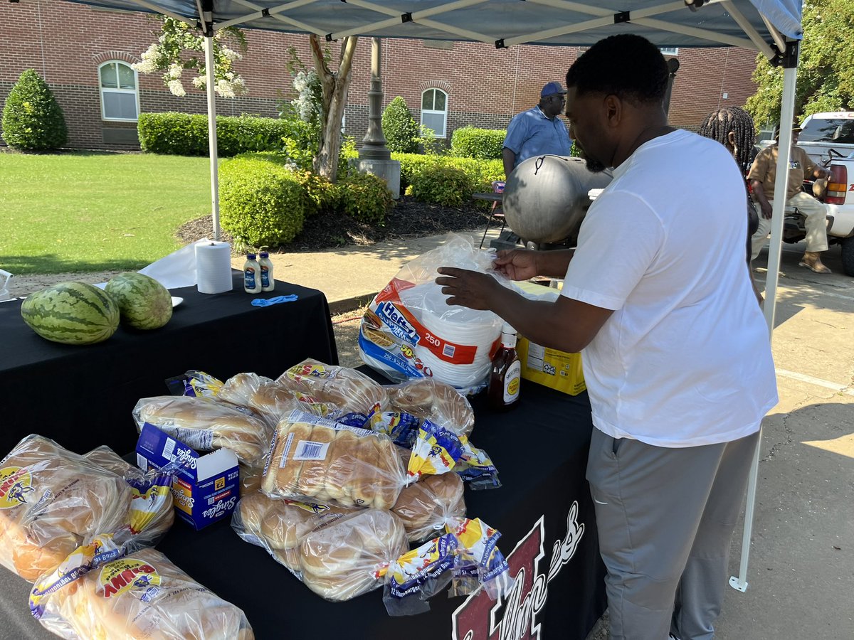HolmesMBB's tweet image. Fed the FAMILY!🍴#MoveInDay  
#WeDogs🐶